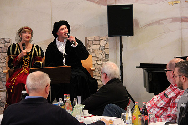 Pfarrerin Holdmann und Pfarrer Korn als Luther und Katharina von Bora; Foto: Ev. Kirchenkreis Duisburg 
